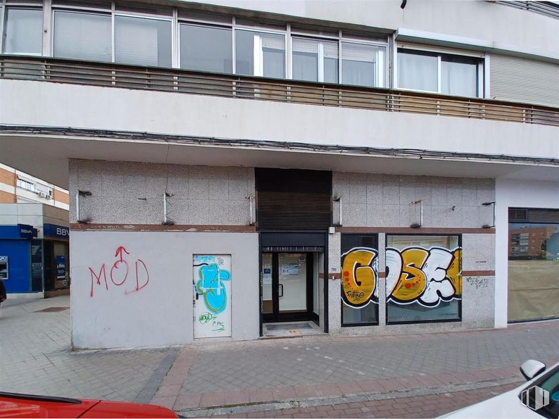 Local en venta en Calle Isla Tavira, 12, Fuencarral - El Pardo, Madrid, 28035 con puerta, ventana, edificio, arte, pared, fuente, gas, fachada, carretera y asfalto alrededor