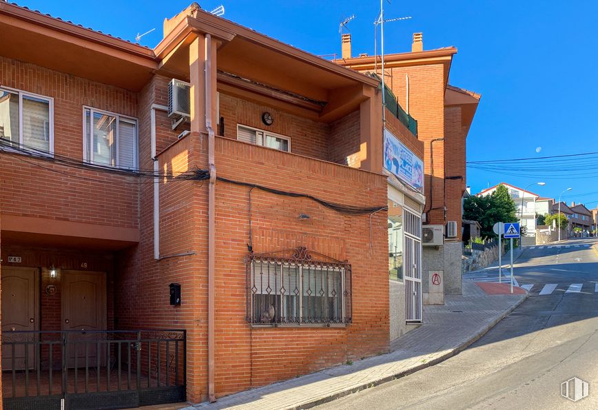 Local en alquiler y venta en Calle Siete Vientos, 41, Arganda del Rey, Madrid, 28500 con ventana, edificio, cielo, luz de la calle, madera, diseño urbano, área residencial, fachada, bienes raíces y superficie de carretera alrededor