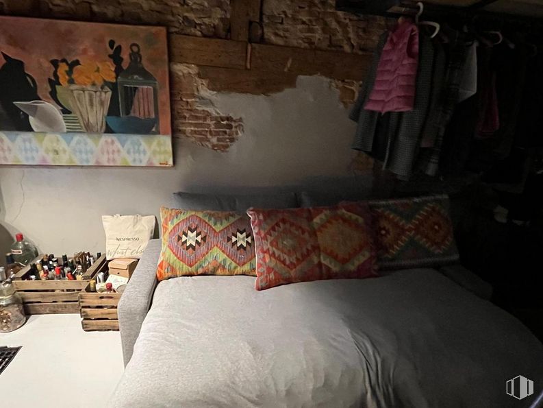 Retail for rent at Calle Juan de Herrera, Centro, Madrid, 28013 with pillow, throw pillow, bed, property, wood, textile, comfort, interior design, grey and bed frame around