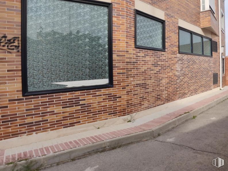 Retail for sale at Calle Getafe, 10, Fuenlabrada, Madrid, 28944 with window, building, wood, brickwork, brick, neighbourhood, road surface, rectangle, facade and siding around