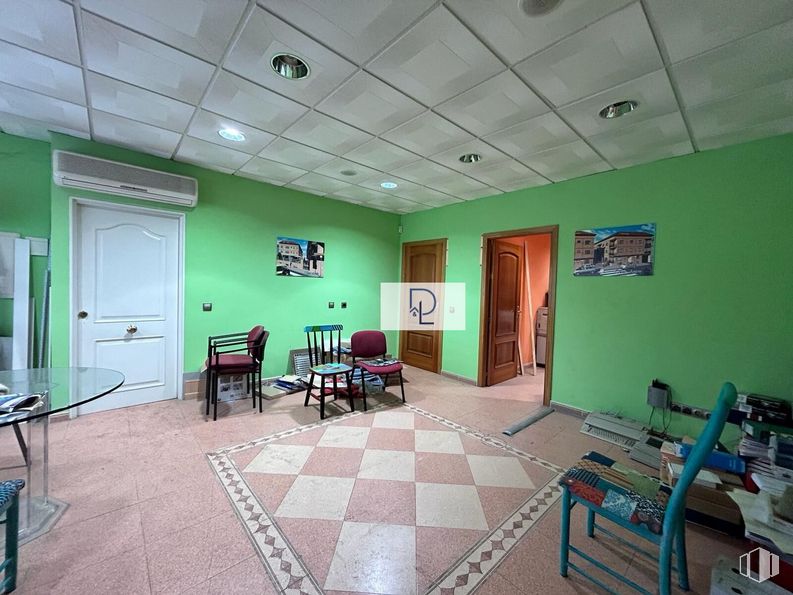 Local en venta en Barrio Alovera, Azuqueca de Henares, Guadalajara, 19200 con silla, puerta, interiorismo, suelos, suelo, pared, mesa, hall, televisión y techo alrededor