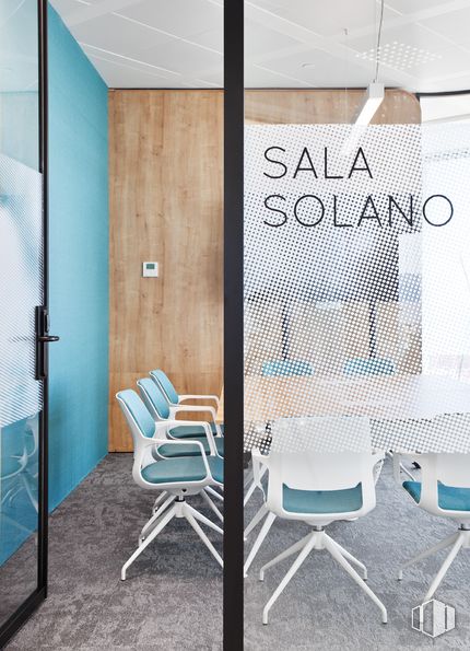 Oficina en alquiler en Torre Chamartín, Calle Dulce Chacón, 55, Hortaleza, Madrid, 28050 con silla, propiedad, fotografía, blanco, azul, producto, azur, diseño de interiores, madera, malla y línea alrededor