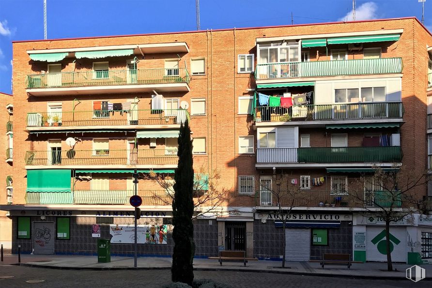 Local en alquiler en Calle la Huerta, 13, Alcorcón, Madrid, 28921 con edificio, cielo, ventana, accesorio, diseño urbano, condominio, área residencial, fachada, edificio comercial y bloque de torre alrededor