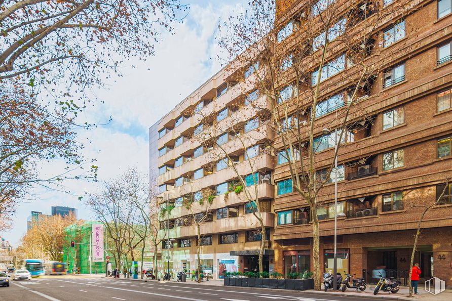 Oficina en alquiler en Paseo General Martínez Campos, 46, Chamberí, Madrid, 28010 con edificio, ventana, cielo, día, nube, infraestructura, bloque de torres, árbol, vía y diseño urbano alrededor