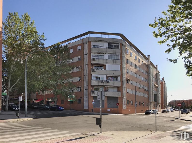 Local en alquiler en Avenida Retamas, Alcorcón, Madrid, 28922 con edificio, cielo, ventana, luz de la calle, árbol, coche, arquitectura, diseño urbano, bloque de pisos y condominio alrededor