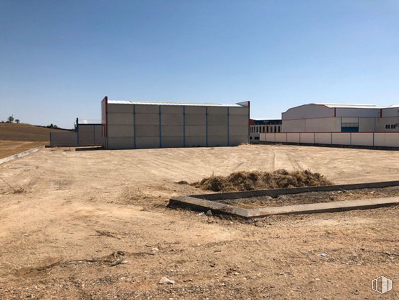 Industrial for sale at Polígono Industrial Valdolí, Torrijos, Toledo, 45500 with building, sky, land lot, plain, landscape, road, slope, asphalt, facade and sand around