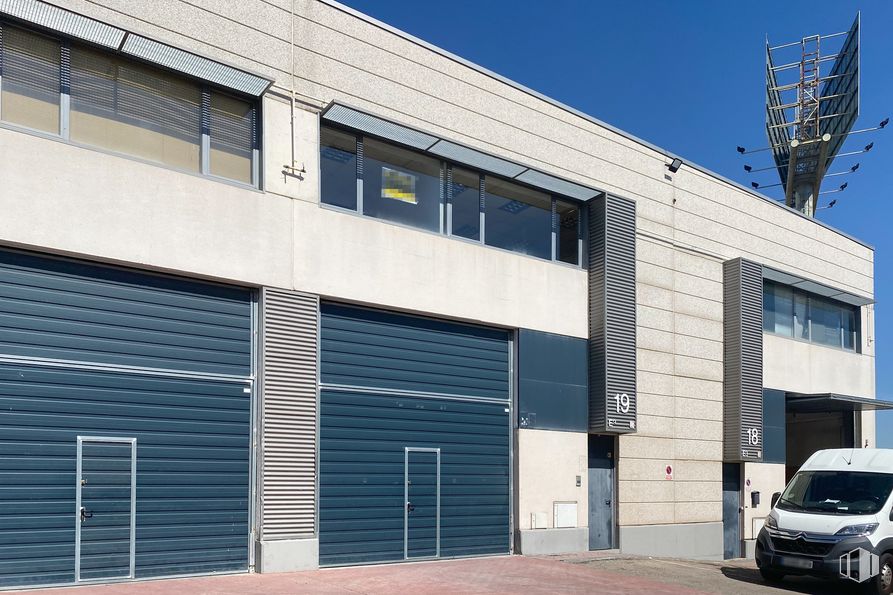 Nave en venta en Calle Newton, 1, Leganés, Madrid, 28914 con ventana, camioneta, luz de estacionamiento automotriz, neumático, rueda, cielo, vehículo, coche, arquitectura y asfalto alrededor