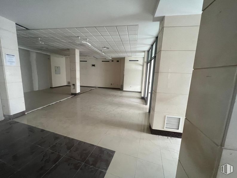 Retail for sale at Calle Mayor, Dosbarrios, Toledo, 45311 with fixture, flooring, hall, floor, composite material, glass, ceiling, space, building and building material around