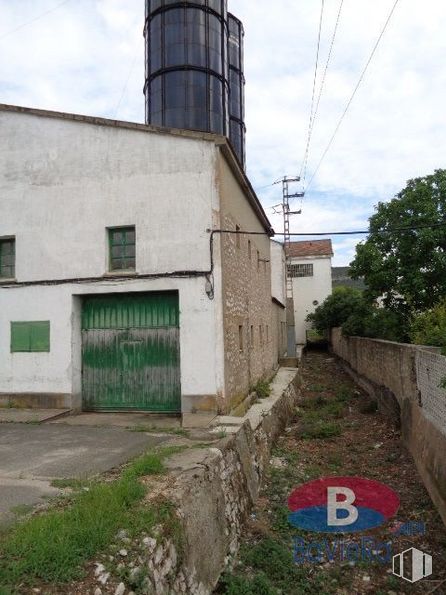 Nave en venta en Zona Mandayona , Mandayona, Guadalajara, 19294 con puerta, edificio, señal de tráfico, cielo, propiedad, nube, planta, ventana, lote de terreno y línea alrededor