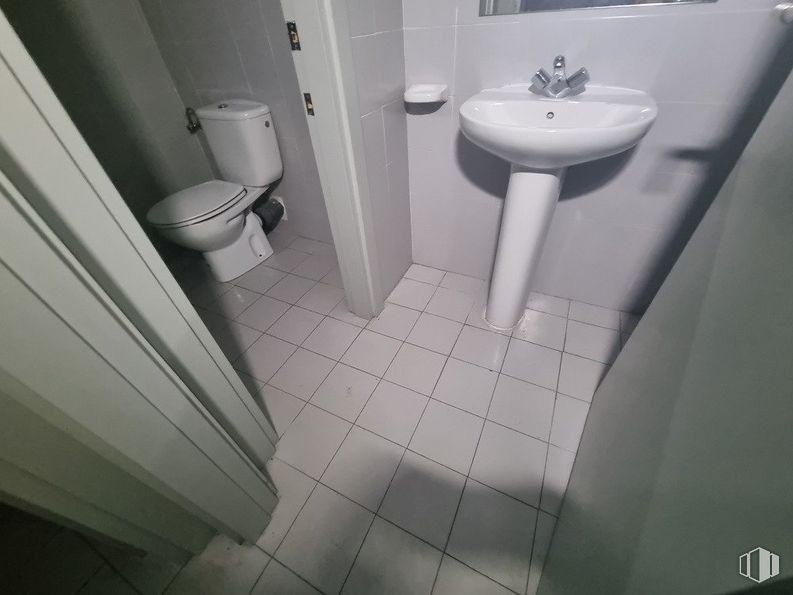 Retail for sale & for rent at Calle Hurtada, 17, Hoyo de Manzanares, Madrid, 28240 with toilet, sink, tap, plumbing fixture, bathroom sink, bathroom, purple, fluid, fixture and wall around