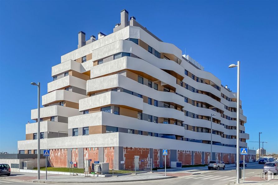 Local en alquiler en Calle Ferenc Puskas, 205-209, Vicálvaro, Madrid, 28052 con edificio, cielo, propiedad, arquitectura, diseño urbano, casa, bloque de pisos, condominio, fachada y edificio comercial alrededor