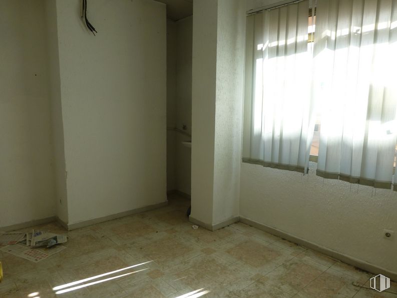 Local en alquiler y venta en Calle Montero, Móstoles, Madrid, 28934 con propiedad, accesorio, madera, ventana, piso, persiana de la ventana, edificio, suelo, propiedad material y casa alrededor