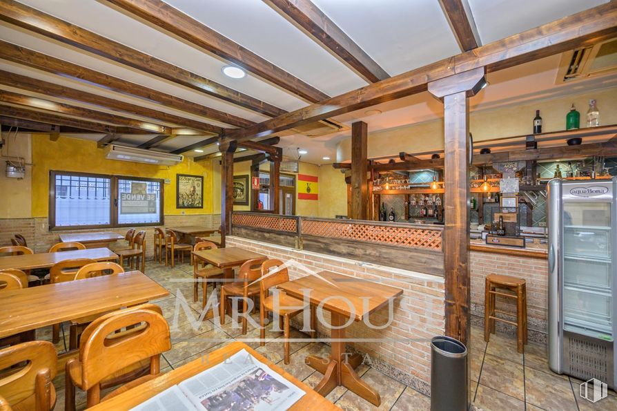 Retail for sale at Calle Dos Amigos, Parla, Madrid, 28980 with table, chair, furniture, refrigerator, wood, door, restaurant, wood stain, hardwood and lumber around