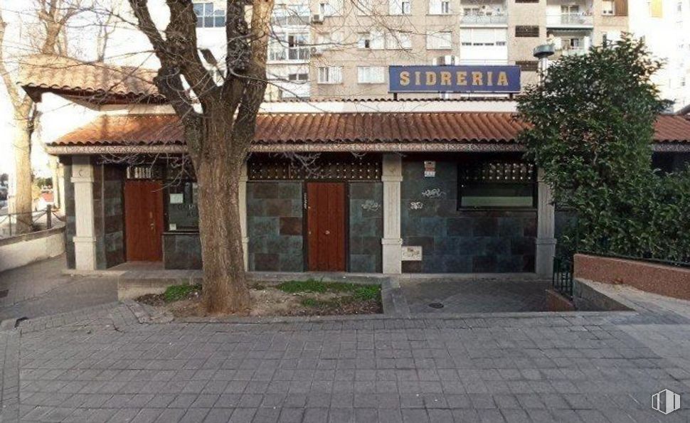 Retail for sale at Calle Corregidor Alonso de Tobar, Moratalaz, Madrid, 28030 with door, building, plant, window, fixture, tree, road surface, brick, brickwork and house around