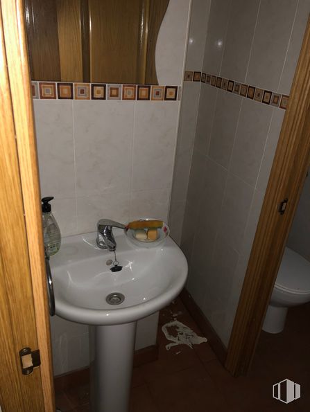 Local en alquiler en Barrio del Pilar, Fuencarral - El Pardo, Madrid, 28029 con fregadero, inodoro, grifo, lavabo de baño, propiedad, accesorio de fontanería, baño, accesorio, morado y diseño de interiores alrededor