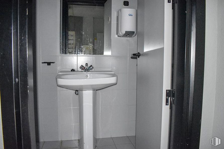 Retail for sale & for rent at Calle Nuestra Señora de Sonsoles, Ávila, 05003 with sink, hand dryer, mirror, tap, bathroom sink, plumbing fixture, fixture, bathroom, fluid and purple around