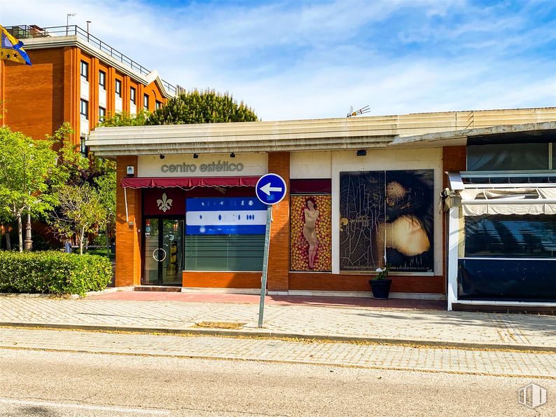 Local en alquiler en Calle Luis Buñuel, 1, Pozuelo de Alarcón, Madrid, 28223 con edificio, persona, ventana, nube, cielo, planta, árbol, sombra, superficie de la carretera y gas alrededor