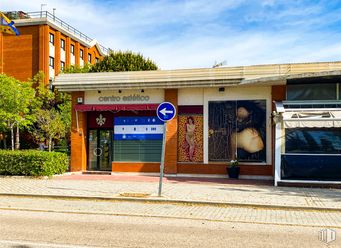 Retail for rent at Calle Luis Buñuel, 1, Pozuelo de Alarcón, Madrid, 28223 with building, person, window, cloud, sky, plant, tree, shade, road surface and gas around