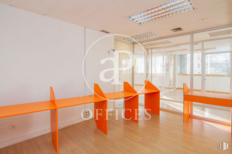 Oficina en alquiler en Calle Bravo Murillo, Tetuán, Madrid, 28020 con mesa, alumbrado, mueble, naranja, diseño de interiores, madera, edificio, silla, pavimentos y piso alrededor