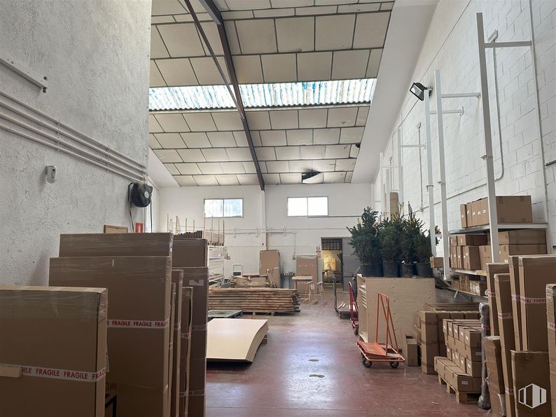 Industrial for rent at Valgrande, Alcobendas, Madrid, 28100 with wood, floor, flooring, shipping box, composite material, cardboard packaging, ceiling, cardboard, package delivery and box around