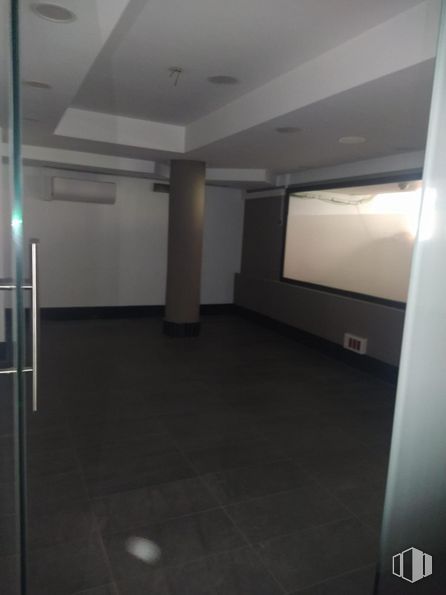 Local en alquiler y venta en Zona Gaztambide, Chamberí, Madrid, 28015 con accesorio, edificio, suelos, suelo, vidrio, material compuesto, techo, hall, evento y aparcamiento alrededor