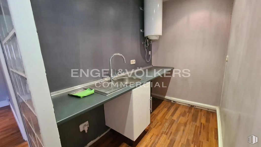 Local en venta en Calle Escudo, Las Rozas de Madrid, Madrid, 28230 con ebanistería, alumbrado, madera, encimera, interiorismo, cocina, suelo, suelos, propiedad material y madera dura alrededor