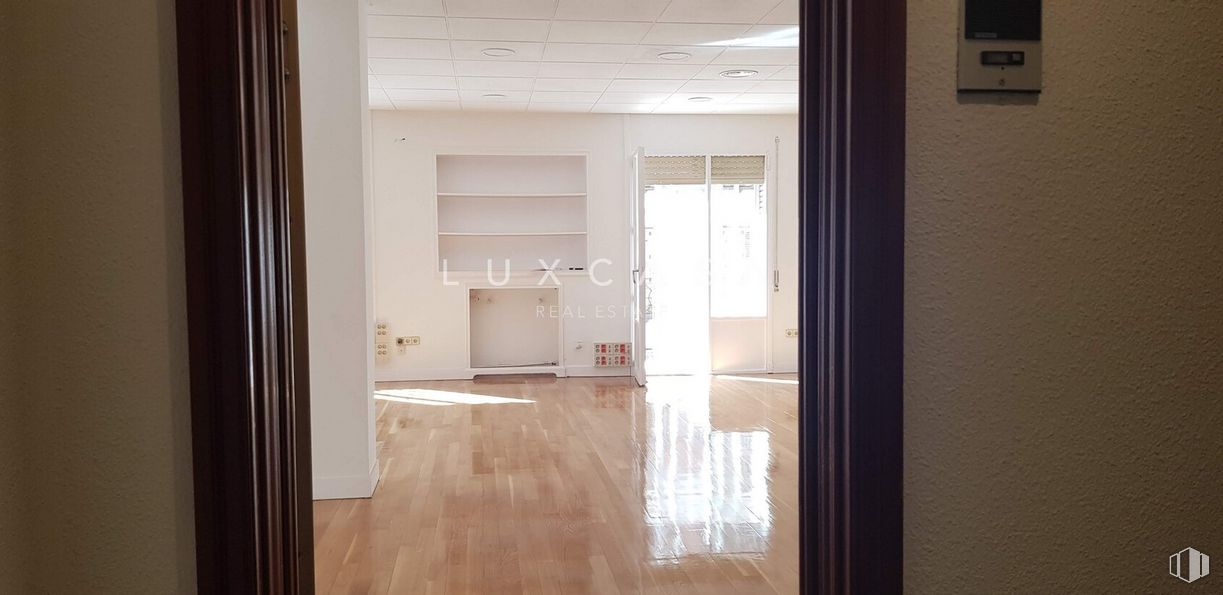 Oficina en alquiler en Zona Trafalgar, Chamberí, Madrid, 28010 con edificio, ventana, accesorio, madera, puerta, sombra, interiorismo, casa, suelos y puerta de casa alrededor