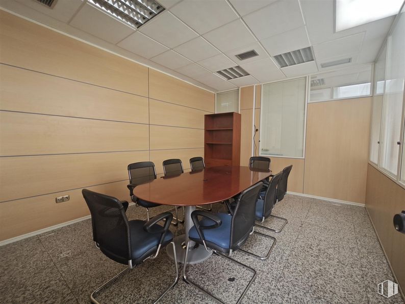 Retail for rent at Calle Mieses, 5, Majadahonda, Madrid, 28220 with chair, table, furniture, interior design, wood, conference room table, flooring, desk, floor and wall around