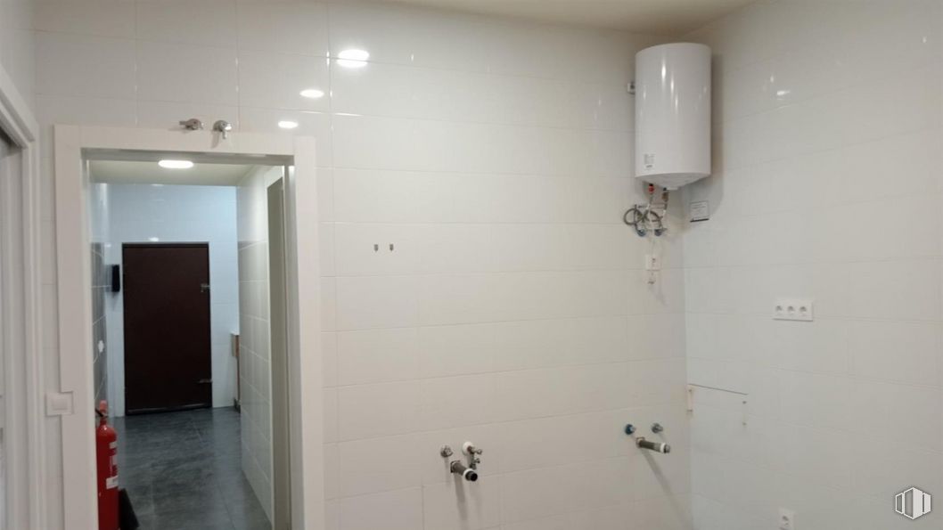 Local en venta en Zona El Val, Alcalá de Henares, Madrid, 28806 con puerta, accesorio, asa, ferretería doméstica, madera, techo, gas, suelos, edificio y material compuesto alrededor