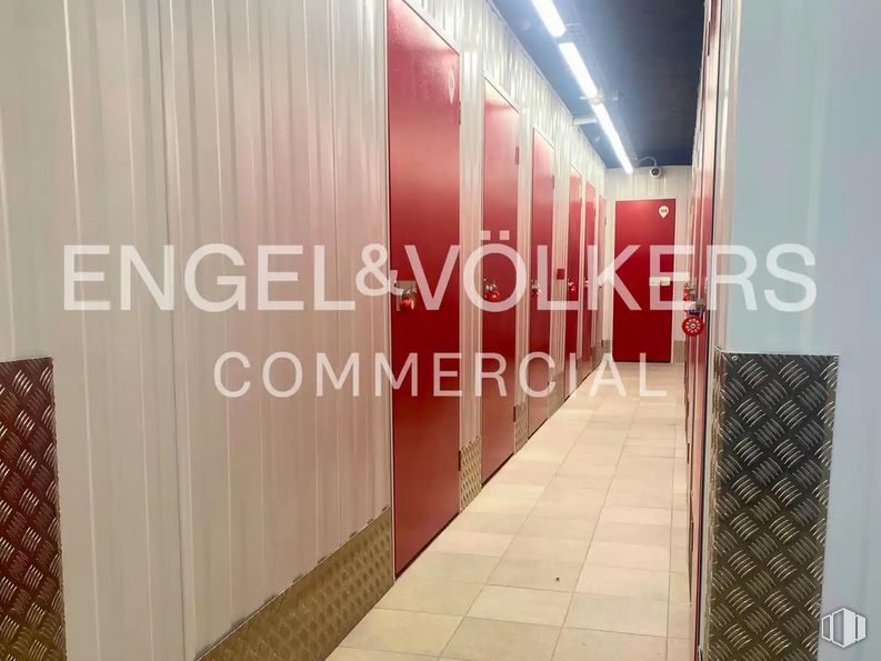 Retail for sale at Calle Galileo, 45, Chamberí, Madrid, 28015 with fixture, flooring, floor, wood, font, facade, rectangle, composite material, glass and building around