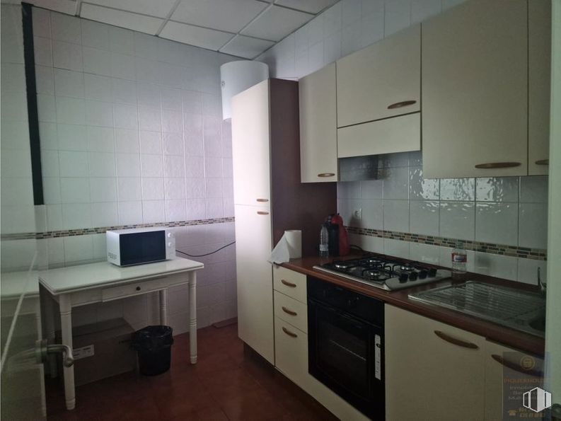 Industrial for sale at Avenida Monte Boyal, 43, Casarrubios del Monte, Toledo, 45950 with microwave oven, gas stove, desk, oven, table, kitchen appliance, home appliance, sink, cabinetry and furniture around