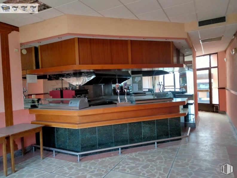 Retail for sale at El Sotillo - La Lastrilla, La Lastrilla, Segovia, 40196 with table, flooring, floor, ceiling, restaurant, wood stain, countertop, hardwood, varnish and kitchen around