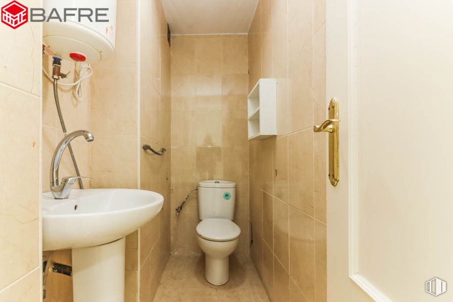 Retail for sale at Calle Antonio Salvador, Usera, Madrid, 28026 with sink, toilet, tap, plumbing fixture, property, bathroom sink, product, purple, toilet seat and bathroom around