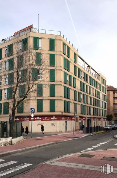 Retail for sale & for rent at Calle De La Pila, 3, Parla, Madrid, 28980 with building, sky, window, street light, condominium, urban design, road surface, tower block, thoroughfare and asphalt around