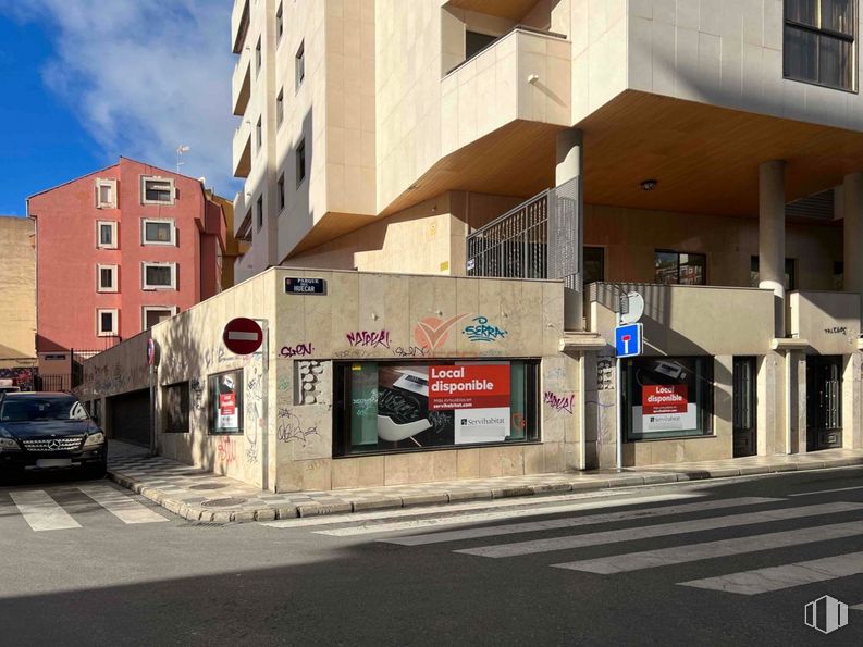 Retail for sale at Calle Parque del Huécar, Cuenca, 16001 with car, building, window, person, vehicle, house, tire, wheel, urban design and cloud around