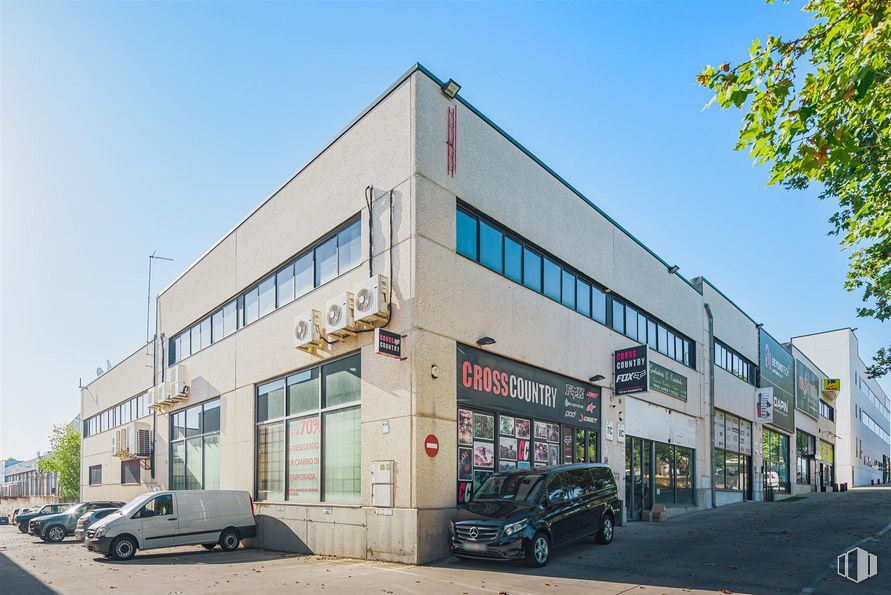 Oficina en alquiler en Edificio Inbisa, Avenida Pirineos, 7, San Sebastián de los Reyes, Madrid, 28700 con camioneta, coche, rueda, neumático, cielo, luz de estacionamiento, edificio, vehículo, ventana y arquitectura alrededor