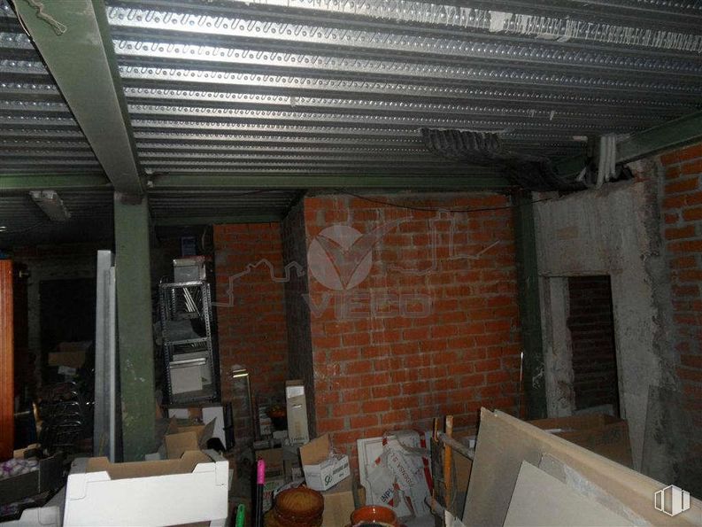 Retail for sale at Avenida Reyes Católicos, Cuenca, 16003 with wood, interior design, flooring, beam, wall, brickwork, floor, building, building material and brick around