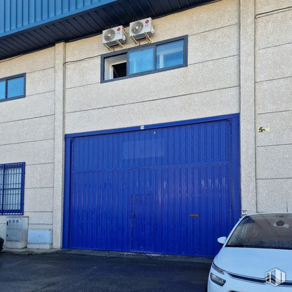 Industrial for sale & for rent at Avenida Naciones, Illescas, Toledo, 45200 with car, window, door, building, blue, hood, vehicle, automotive lighting, wood and wall around