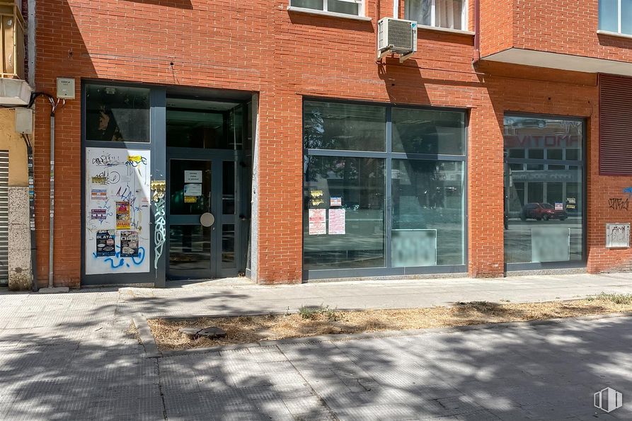 Local en alquiler y venta en Avenida Cañada, Coslada, Madrid, 28820 con edificio, puerta, ventana, accesorio, superficie de la carretera, albañilería, ladrillo, pared, fachada y inmobiliario alrededor