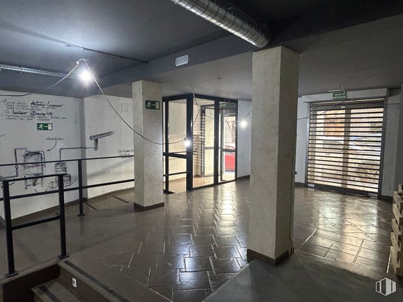 Retail for rent at Calle San Andrés, 38, Centro, Madrid, 28004 with window blind, fixture, hall, flooring, floor, glass, ceiling, space, building and event around