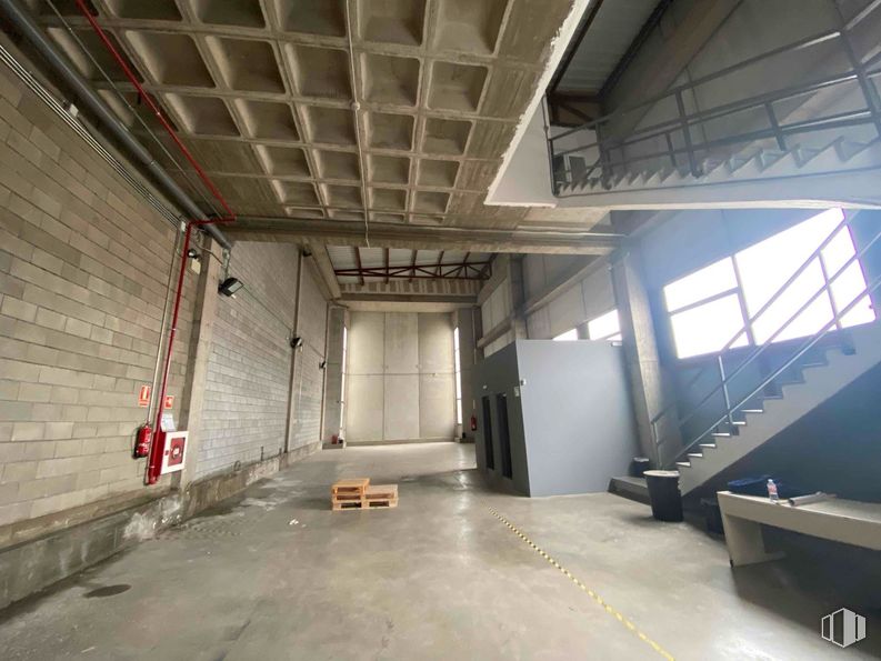 Industrial for rent at Avenida Industria, Alcobendas, Madrid, 28108 with ceiling, flooring, floor, concrete, hall, building material, daylighting, steel, fluorescent lamp and cleanliness around