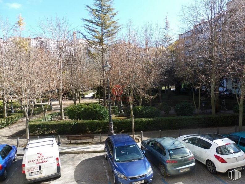 Local en alquiler en Zona Parque del Huécar, Cuenca, 16001 con coche, vehículo de juguete, vehículo terrestre, luz de estacionamiento automotriz, vehículo, rueda, cielo, planta, neumático y placa de matrícula del vehículo alrededor