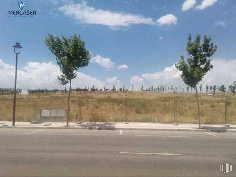 Land for sale at Avenida Brihuega, Cabanillas del Campo, Guadalajara, 19171 with street light, cloud, sky, plant, road surface, tree, asphalt, land lot, overhead power line and thoroughfare around