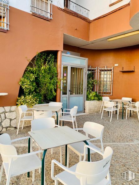 Local en venta en Calle Magallanes, Santa Cruz de la Zarza, Toledo, 45370 con silla, ventana, puerta, mesa, mueble, interiorismo, restaurante, naranja, mesa de cocina y comedor y cafetería alrededor