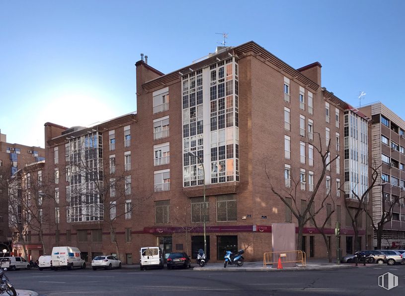 Office for rent at Calle Orense, 85, Tetuán, Madrid, 28020 with building, sky, daytime, window, property, tower block, condominium, urban design, brick and brickwork around