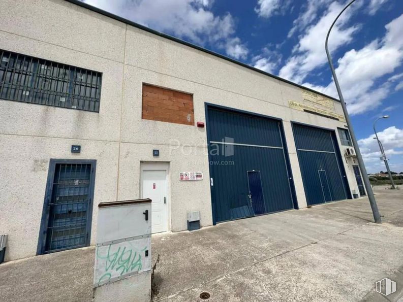 Industrial for sale at Polígono industrial El Viso de San Juan, El Viso de San Juan, Toledo, 45215 with door, window, building, cloud, sky, architecture, asphalt, city, facade and commercial building around