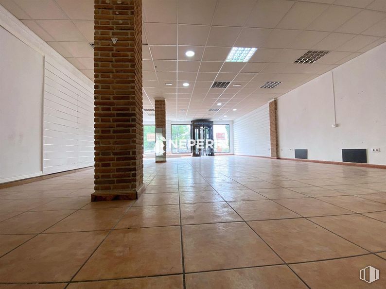 Local en alquiler en Zona Centro, Yuncos, Toledo, 45210 con hall, madera, accesorio, suelo, suelos, suelo de baldosas, techo, material de construcción, material compuesto y espacio alrededor