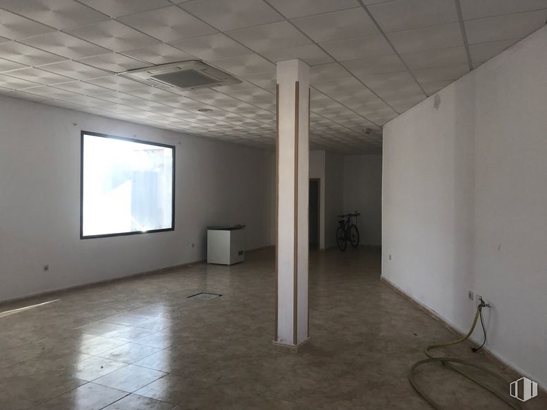 Retail for sale & for rent at Calle Cáceres, 5, Sonseca, Toledo, 45100 with window, hall, architecture, wood, grey, floor, flooring, fixture, building and art around