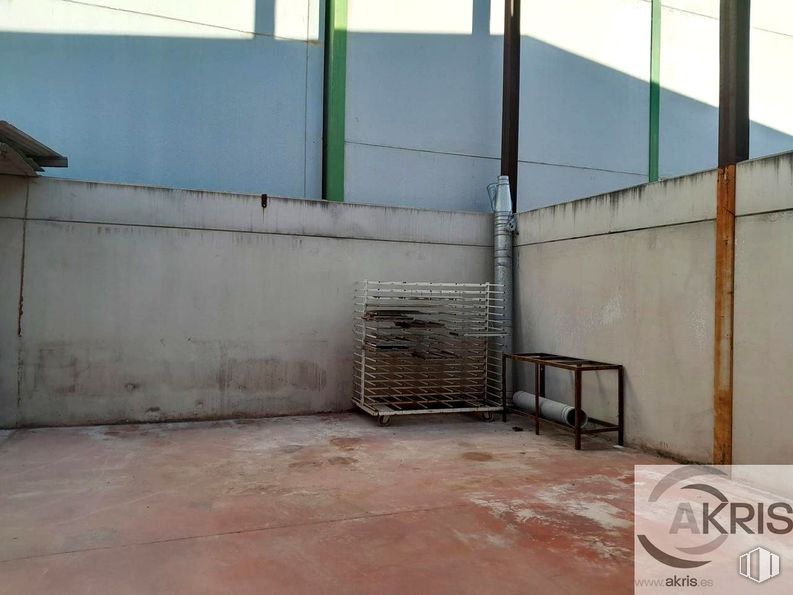 Industrial for rent at Calle Roble, Borox, Toledo, 45222 with bench, building, floor, flooring, wood, wall, composite material, shade, building material and rectangle around