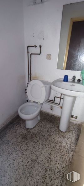 Retail for sale at Calle Virgen de las Fuentes, 1, Ávila, 05005 with toilet, sink, plumbing fixture, property, toilet seat, bathroom sink, purple, bathroom, tap and fluid around